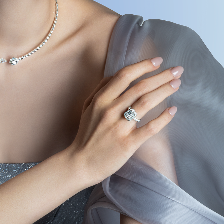 MONDIAL Realms Grace dengan Fancy Emerald Cut pada Cincin Berlian