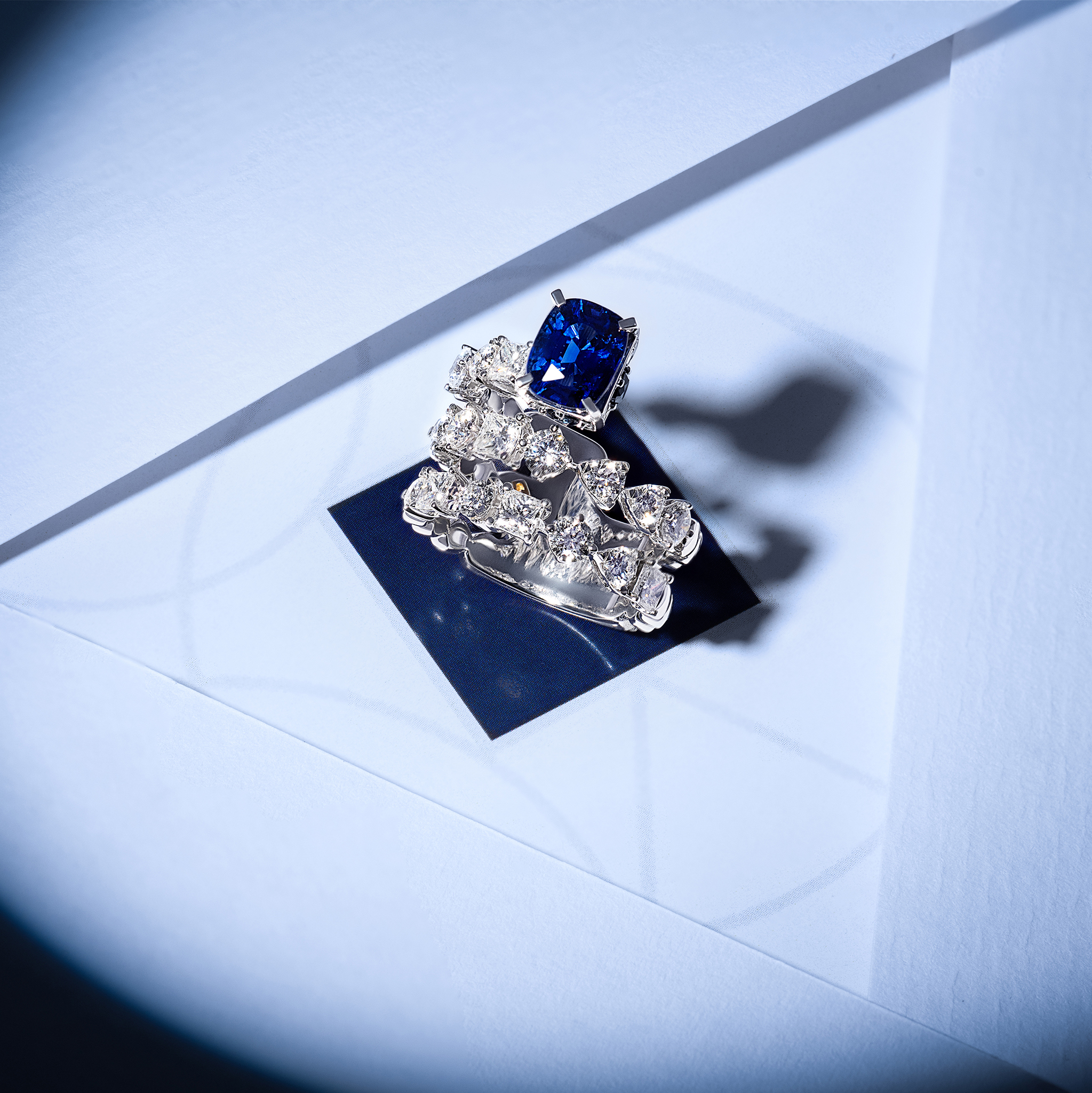 Makna Mengenakan Blue Sapphire and Diamond Ring Untuk Seorang Wanita