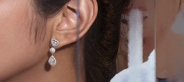 5 Anting Berlian Wanita Elegan yang Patut Kamu Jadikan Perhiasan Andalan