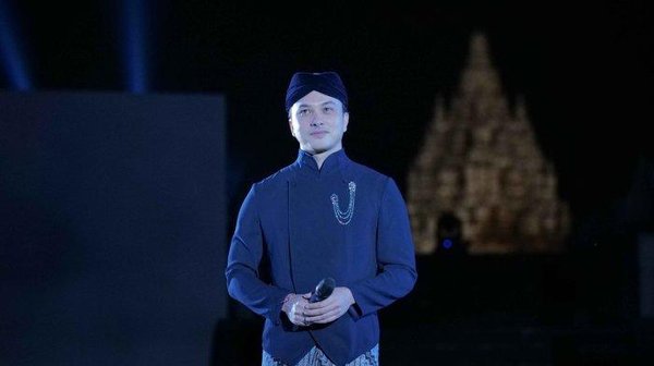 Pesona Nicholas Saputra Memakai Bros MONDIAL dan Beskap di Ramayana Ballet Prambanan