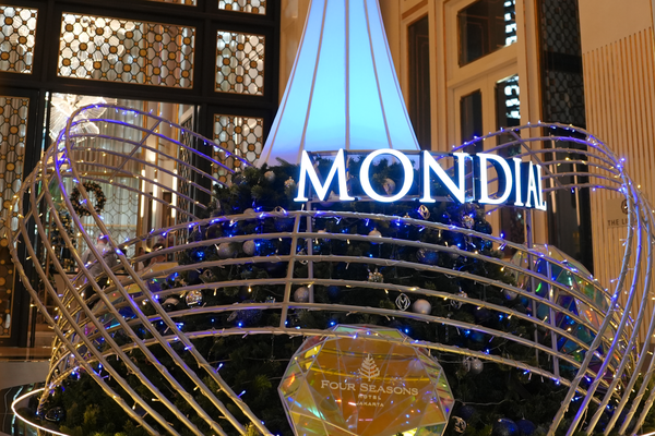 Kolaborasi MONDIAL Jewelry dan Four Seasons Hotel Menghadirkan Instalasi Christmas Tree yang Memukau