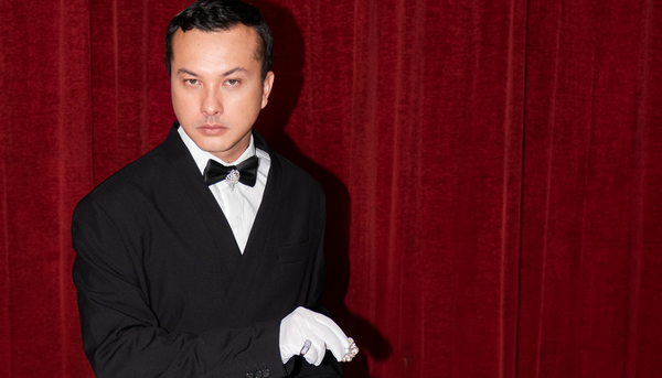 Kemewahan Pearl Necklace yang Dibawakan oleh 'The Waiter' Nicholas Saputra