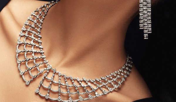 Sambut Tahun Baru 2025 dengan Diamond Necklace yang Berkilau