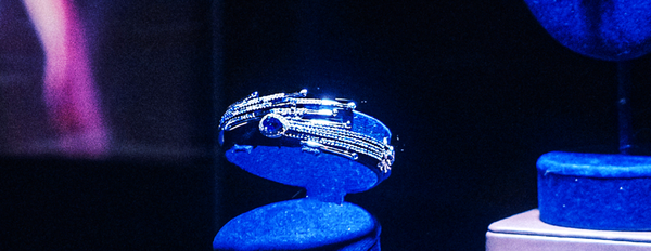 Bangle Berhiaskan Blue Sapphire Ini Menyampaikan Arti yang Unik Melalui Desainnya