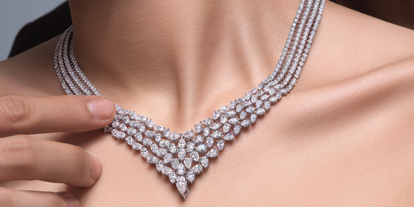 Statement Necklace untuk Kondangan: Pilih yang Bold, Glamor, atau Minimalist