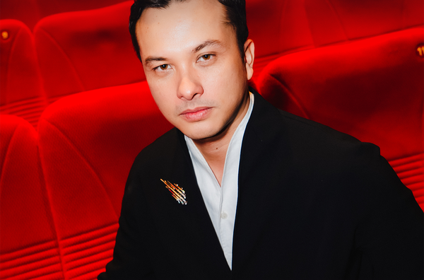 Penampilan Nicholas Saputra dengan Brooch MONDIAL di Gala Premier, Sentuhan Elegan untuk Formal Even